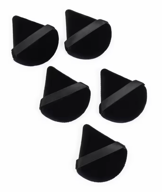 Musta kolmionmuotoinen meikkisieni kasvoille