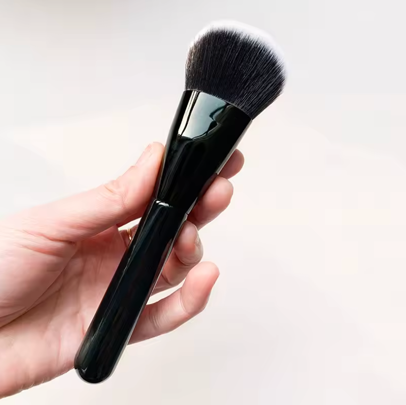 Ammattilaistason nestemäinen meikkivoidesivellin BB-voiteelle ja poskipunalle